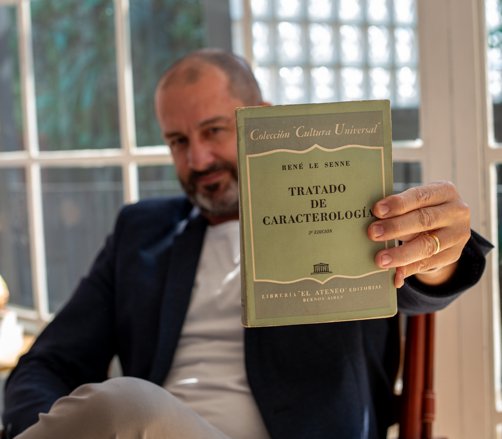 Imagem do Dr. Marcello Danucalov apontando